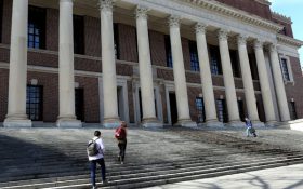 آمریکا از ورود ۱۲ دانشجوی ایرانی جلوگیری کرد