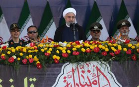 روحانی در مراسم رژه نیروهای مسلح: آماده‌ایم از خطاهای گذشته برخی همسایگان بگذریم