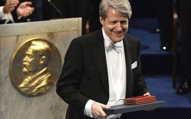 در مسکن، اوراق قرضه و سهام؛ برنده نوبل اقتصاد از یک سقوط قریب‌الوقوع بازارها خبر داد