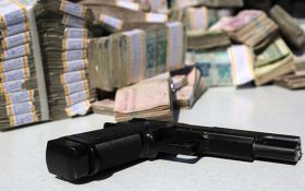 ماجرای سارق مسلح طلافروشی که با پای پیاده و ۱۸۰ النگو فرار کرد!