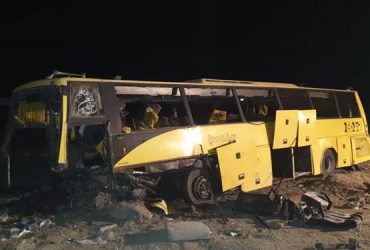 برخورد اتوبوس با گاردریل با یک کشته و ۲۰ مجروح