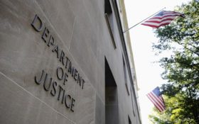 وزارت دادگستری آمریکا ۵ شهروند این کشور را به نقض تحریم‌های ایران متهم کرد