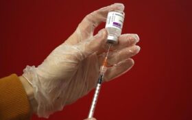 واکسن آسترازنکا در سنین بالای ۳۰ سال منعی ندارد/پیشنهاد واکسن جایگزین برای سنین پایین‌تر