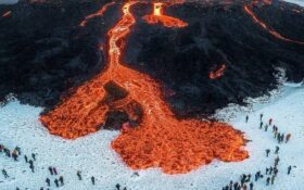 صحنه های خیره کننده از تقابل گدازه های اتشفشانی با برف در ایتالیا