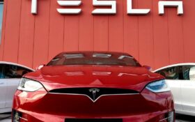 چالش بزرگ تسلا در انگلیس: افت فروش دورقمی زیر سایه رقابت چینی‌ها